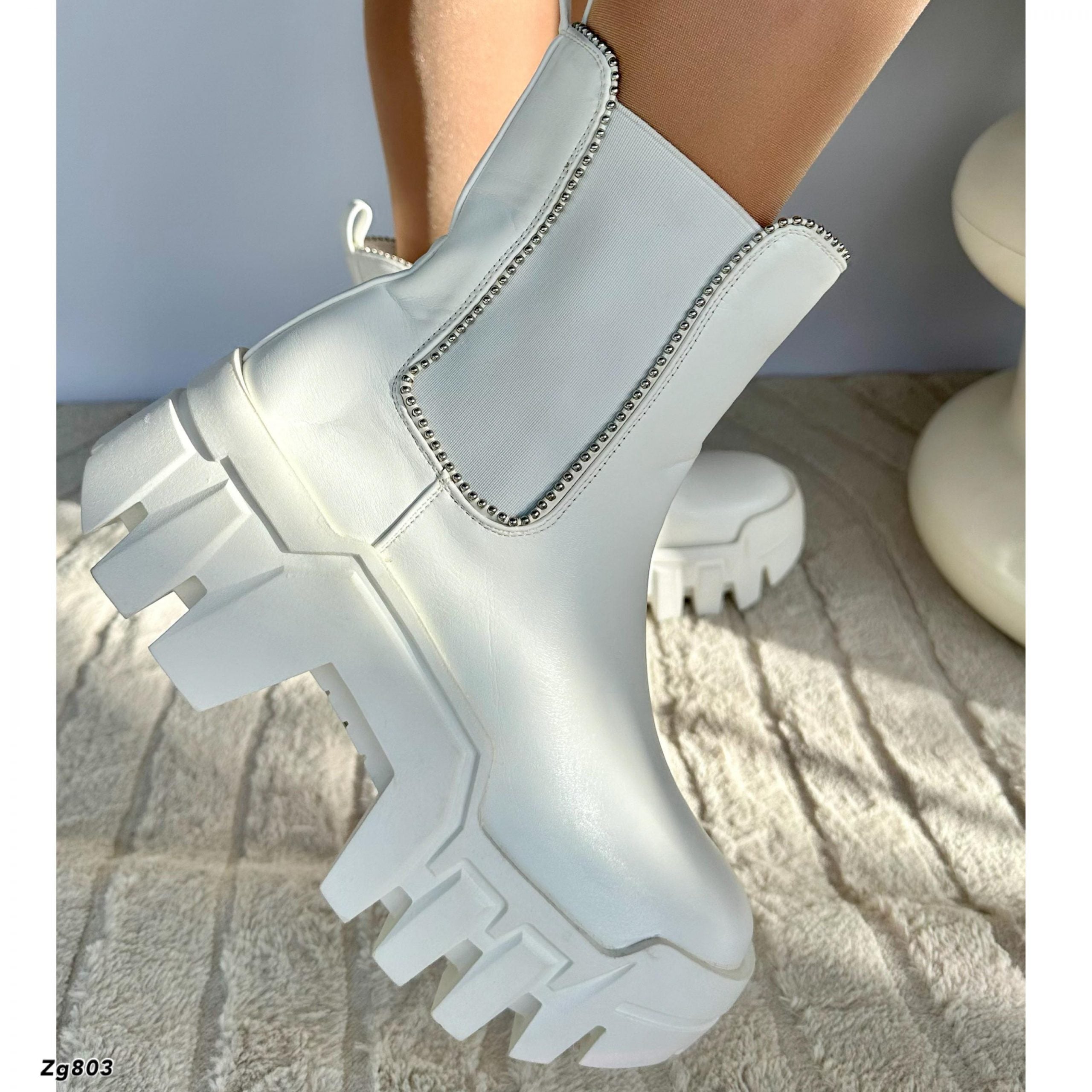 Botin blanco apliques plateado resorte suela 6cm  IS14-019