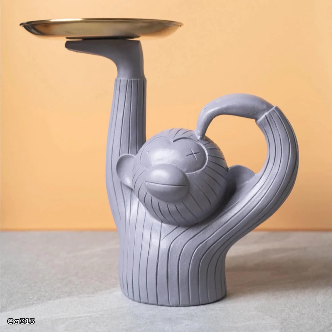 Articulo decorativo mono resina gris bandeja dorada  28,5cm* 14cm* 30cm