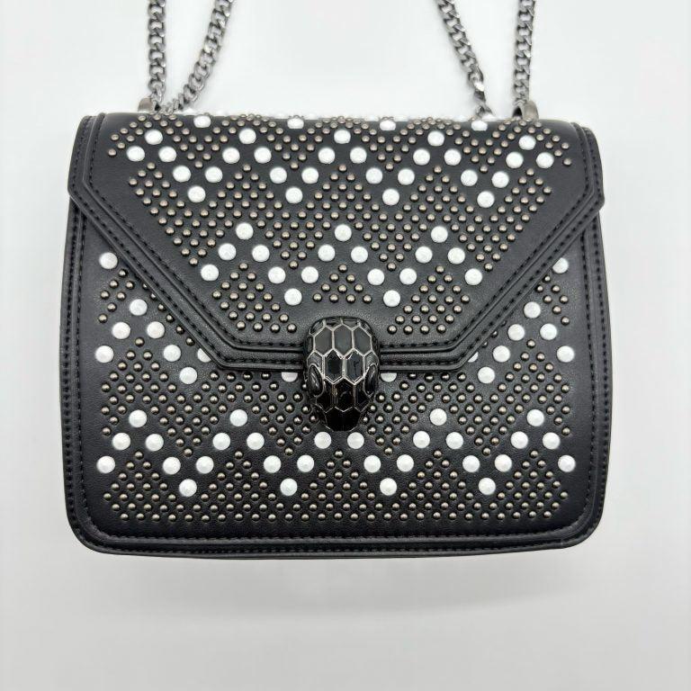 Bolso negro apliques y cadena plomo detalles blanco  20cm* 7cm* 16cm   C- 23195