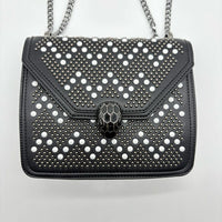 Bolso negro apliques y cadena plomo detalles blanco  20cm* 7cm* 16cm   C- 23195