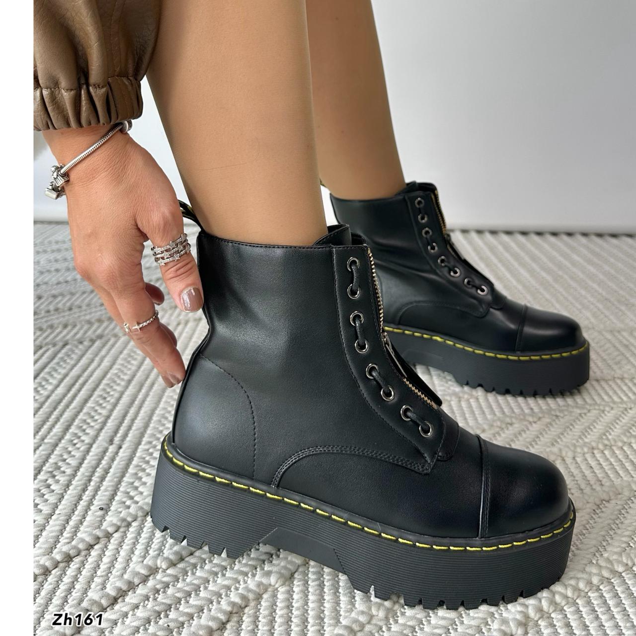 Botin negro cierre frontal suela 4cm  255-052