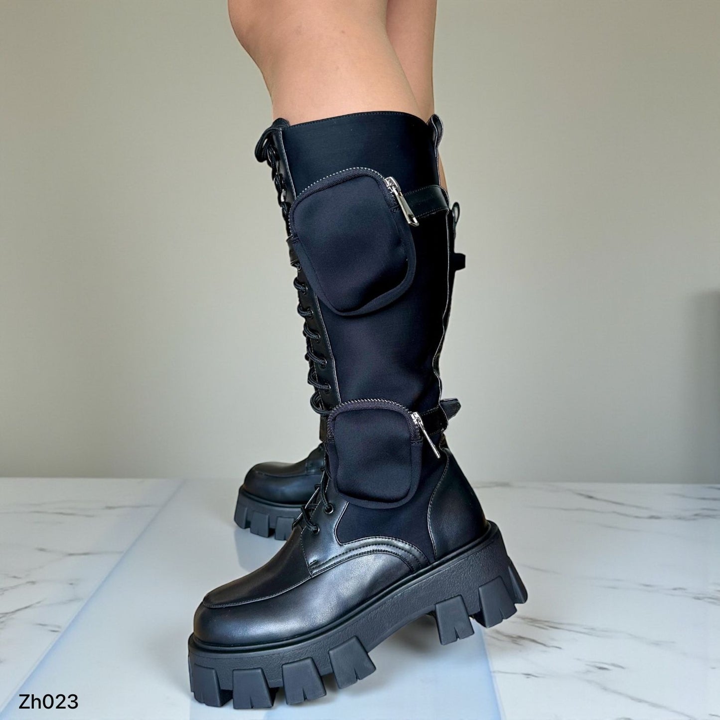 Bota caña alta negro detalle bolsito suela 6cm   255-066