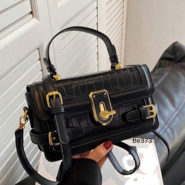 Bolso negro detalles dorado  21cm* 13cm  7808  C-B