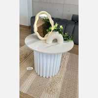 Mesa auxiliar blanco base acanalada aluminio y piedra sintetizada  30cm* 40cm