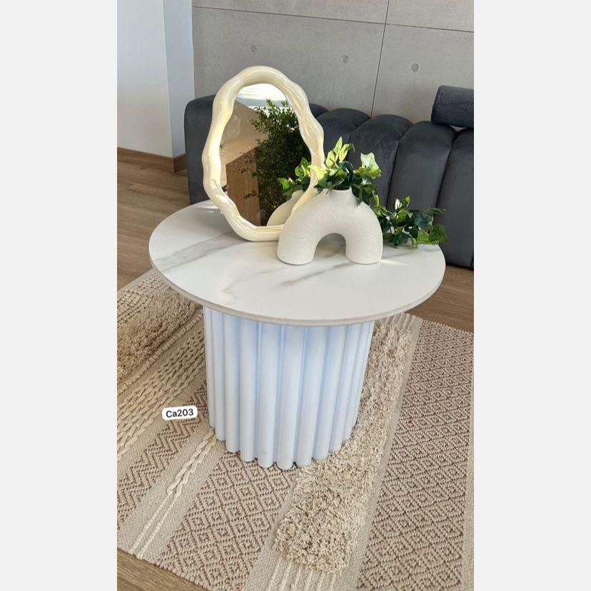 Mesa auxiliar blanco base acanalada aluminio y piedra sintetizada  30cm* 40cm