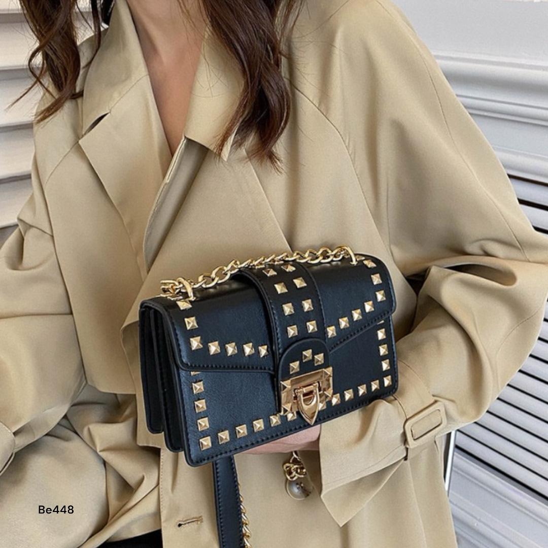 Bolso negro apliques cadena dorado  22cm* 15cm* 6cm  7010   C-B