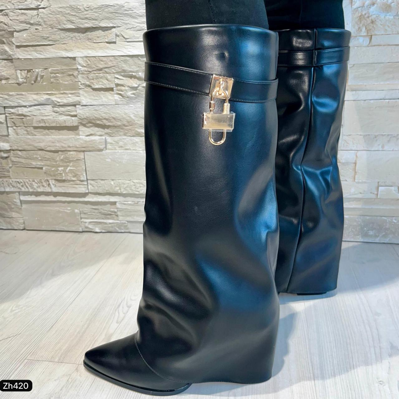 Bota caña alta negro doblez detalle dorado tacon 9cm  A9532  C-141