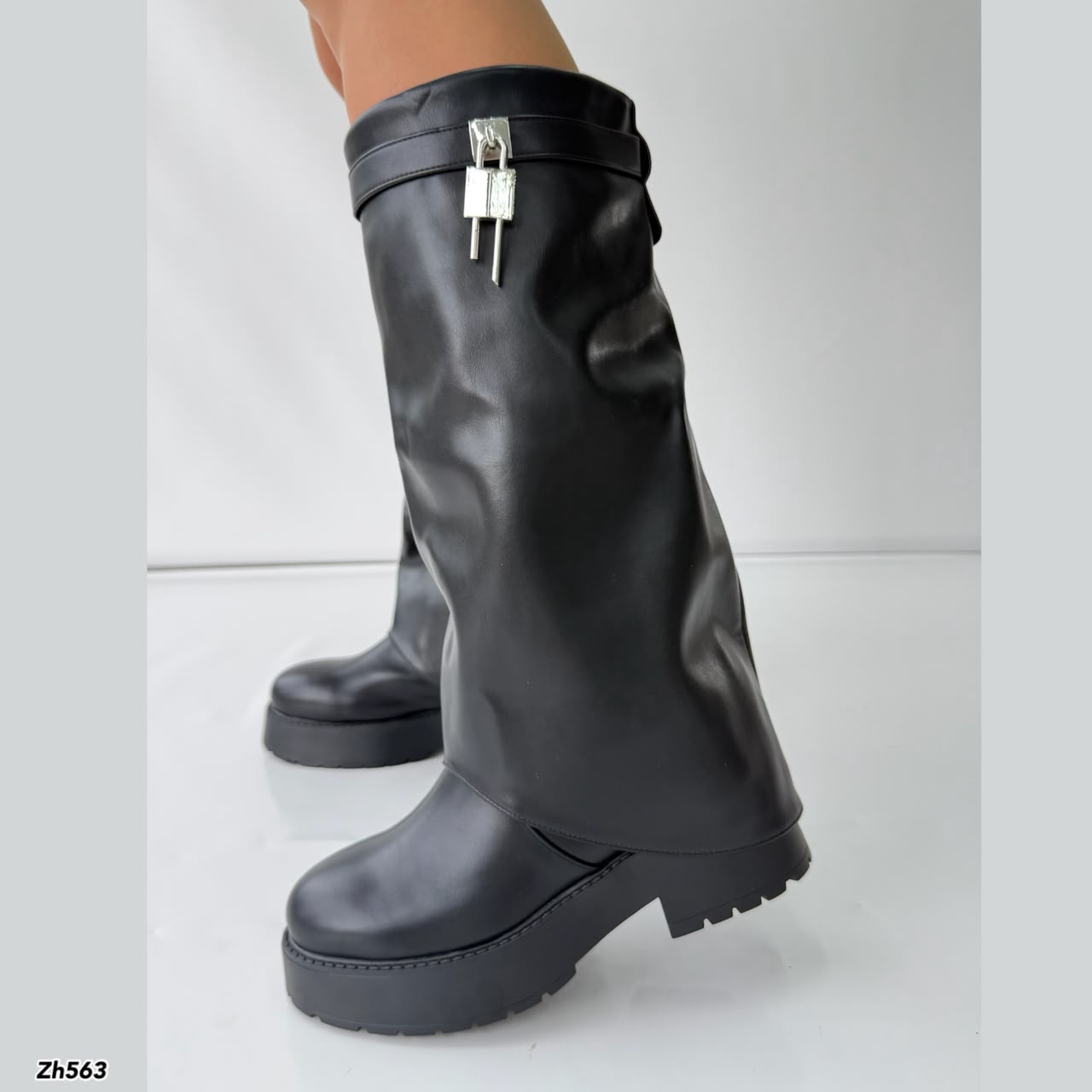 Bota caña alta negro doblez detalle plateado suela 5cm  HX3375-C1798