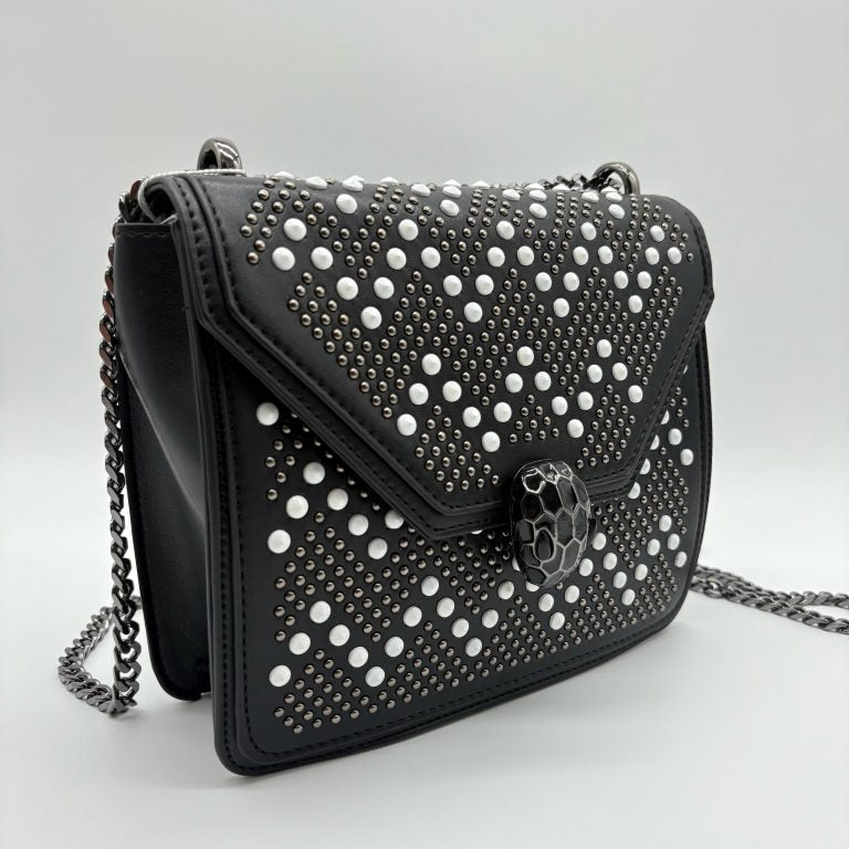 Bolso negro apliques y cadena plomo detalles blanco  20cm* 7cm* 16cm   C- 23195