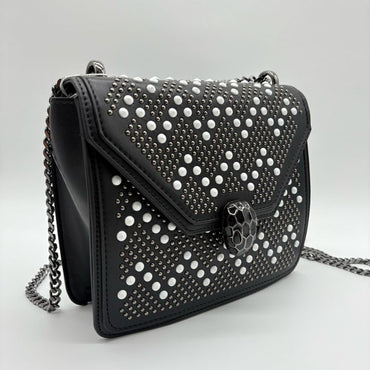 Bolso negro apliques y cadena plomo detalles blanco  20cm* 7cm* 16cm   C- 23195