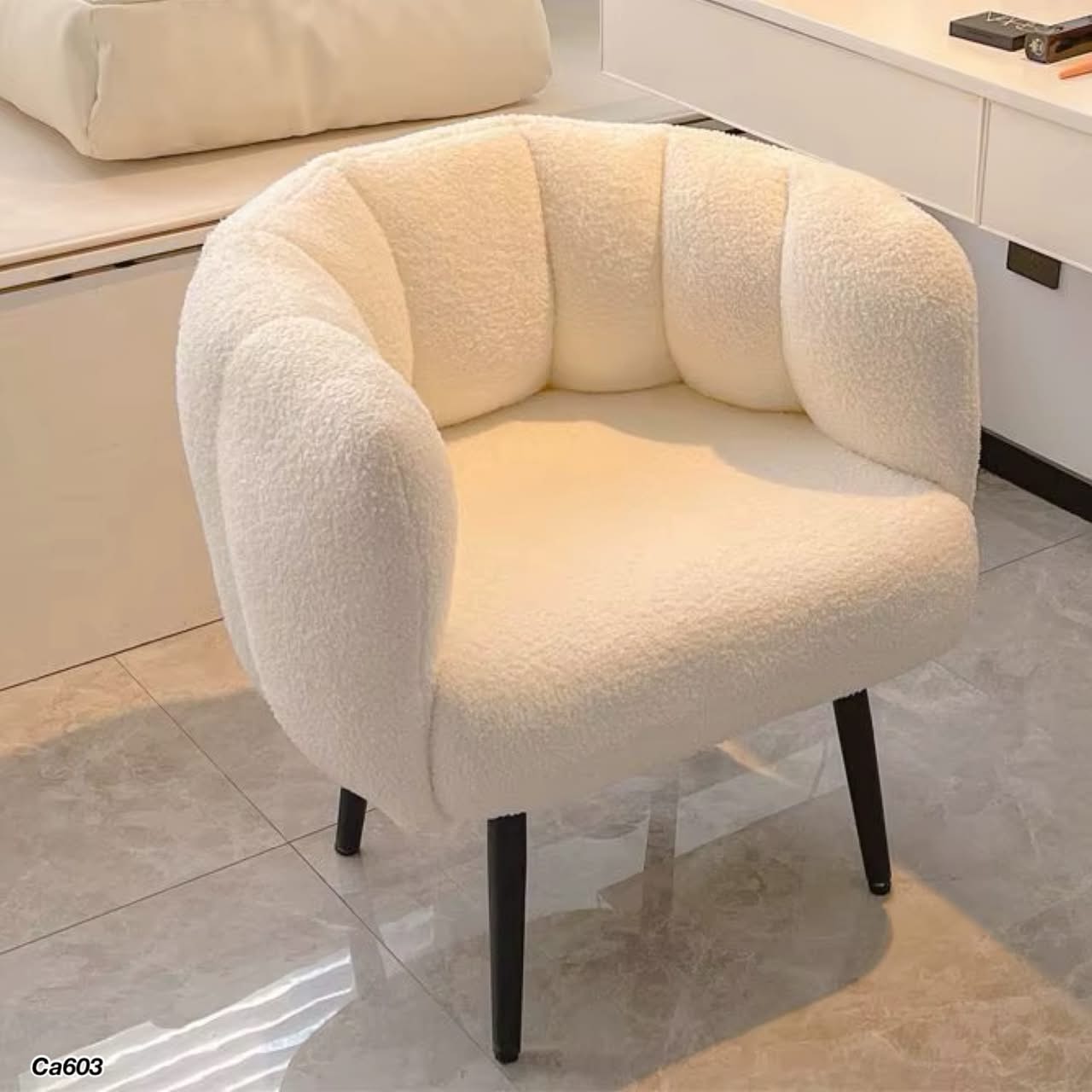 Silla poltrona boucle blanco patas negro  75cm* 60cm* 72cm