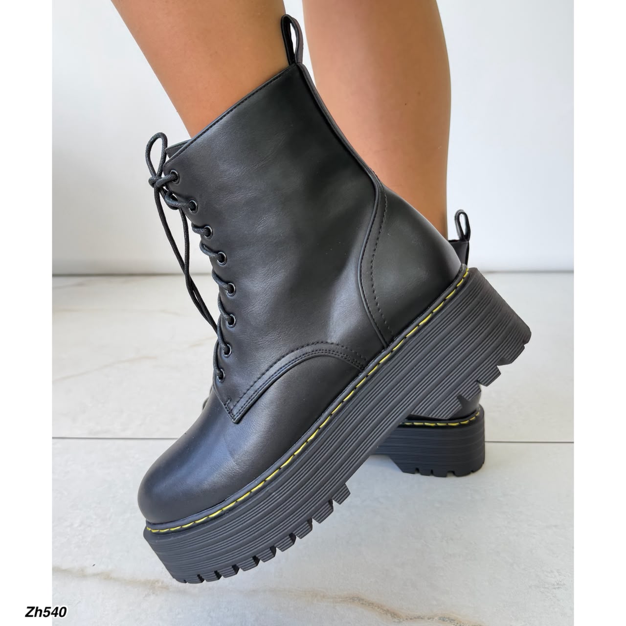 Botin negro detalle amarillo suela 5cm  HX3359-B0205