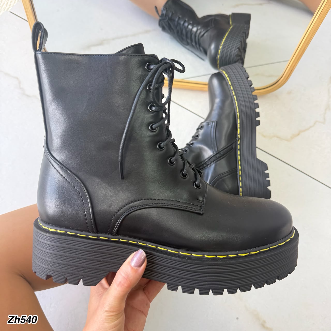 Botin negro detalle amarillo suela 5cm  HX3359-B0205