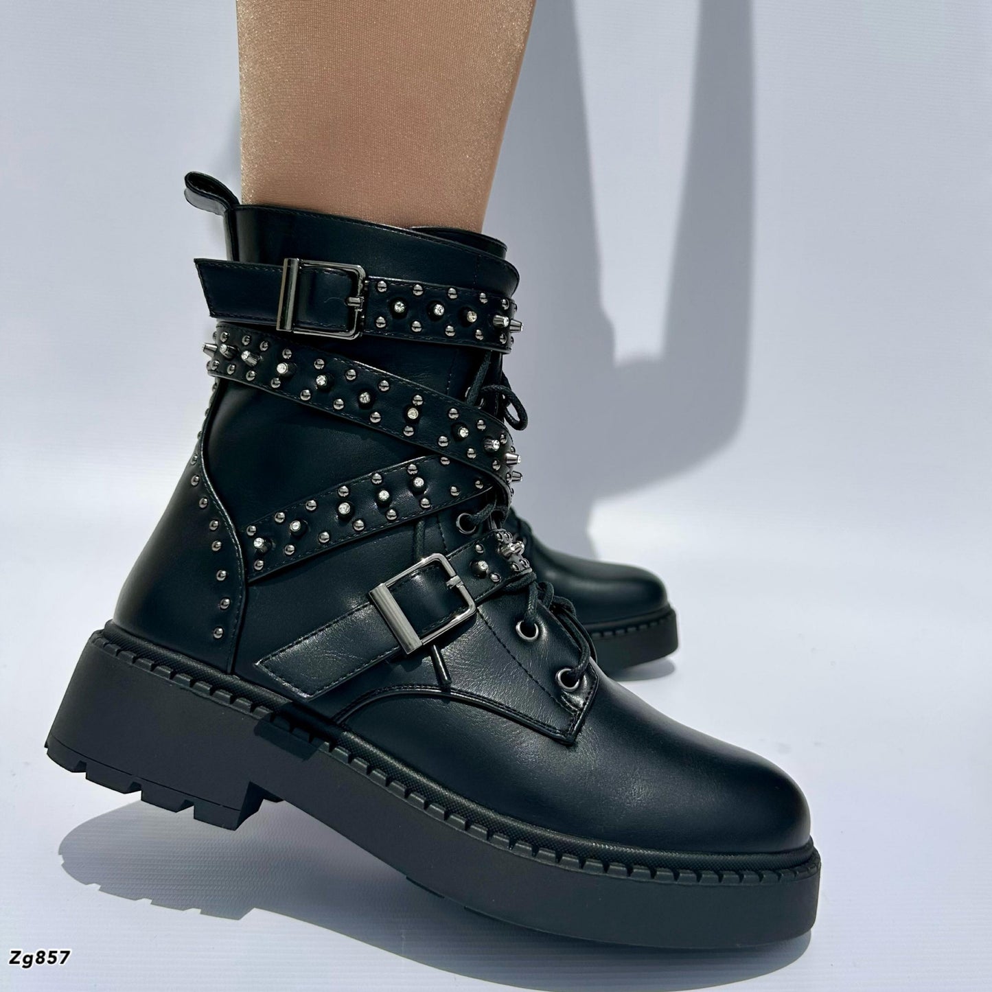 Botin negro detalle correas apliques plomo suela 4cm  KX469-W886