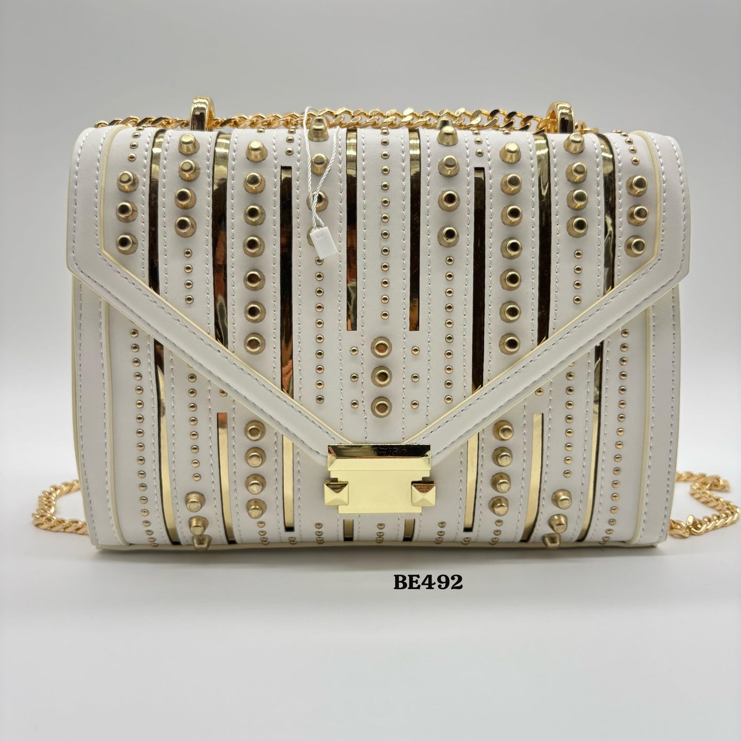 Bolso blanco detalles apliques dorado  24cm* 9cm* 17cm   C- 23197