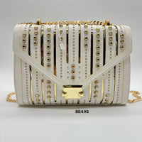 Bolso blanco detalles apliques dorado  24cm* 9cm* 17cm   C- 23197