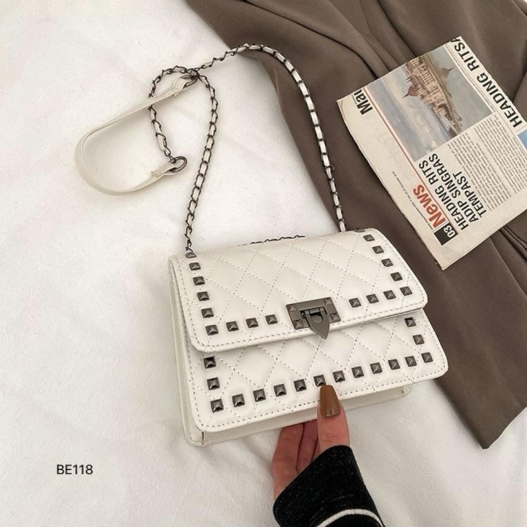 Bolso blanco apliques plomo 15cm*  21cm   1735  C-B