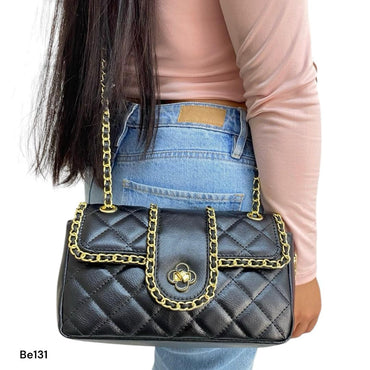 Bolso negro aplique cadena dorada   25cm*  15cm  689  C-B
