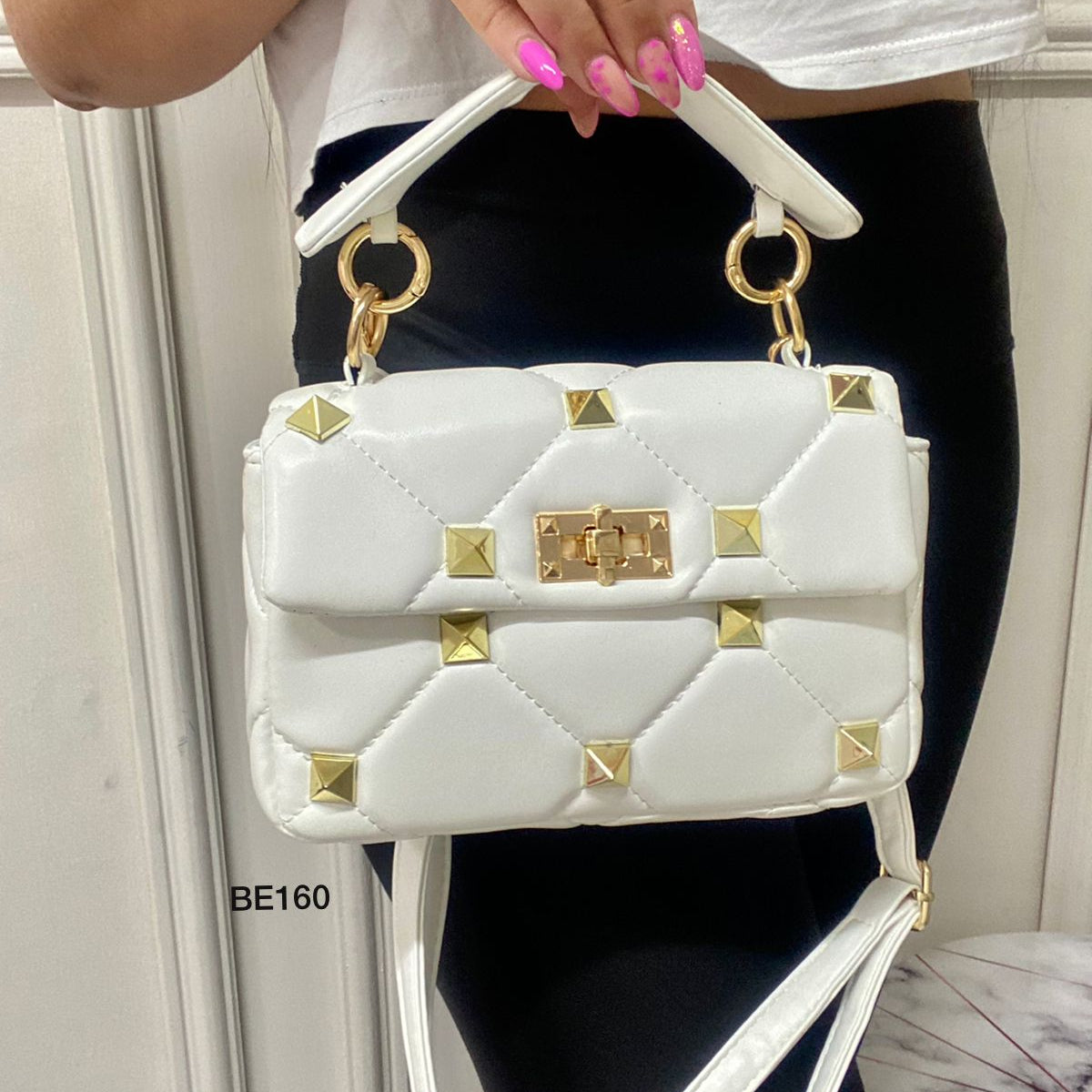 Bolso blanco apliques dorados  21cm* 13cm  9951  C-B
