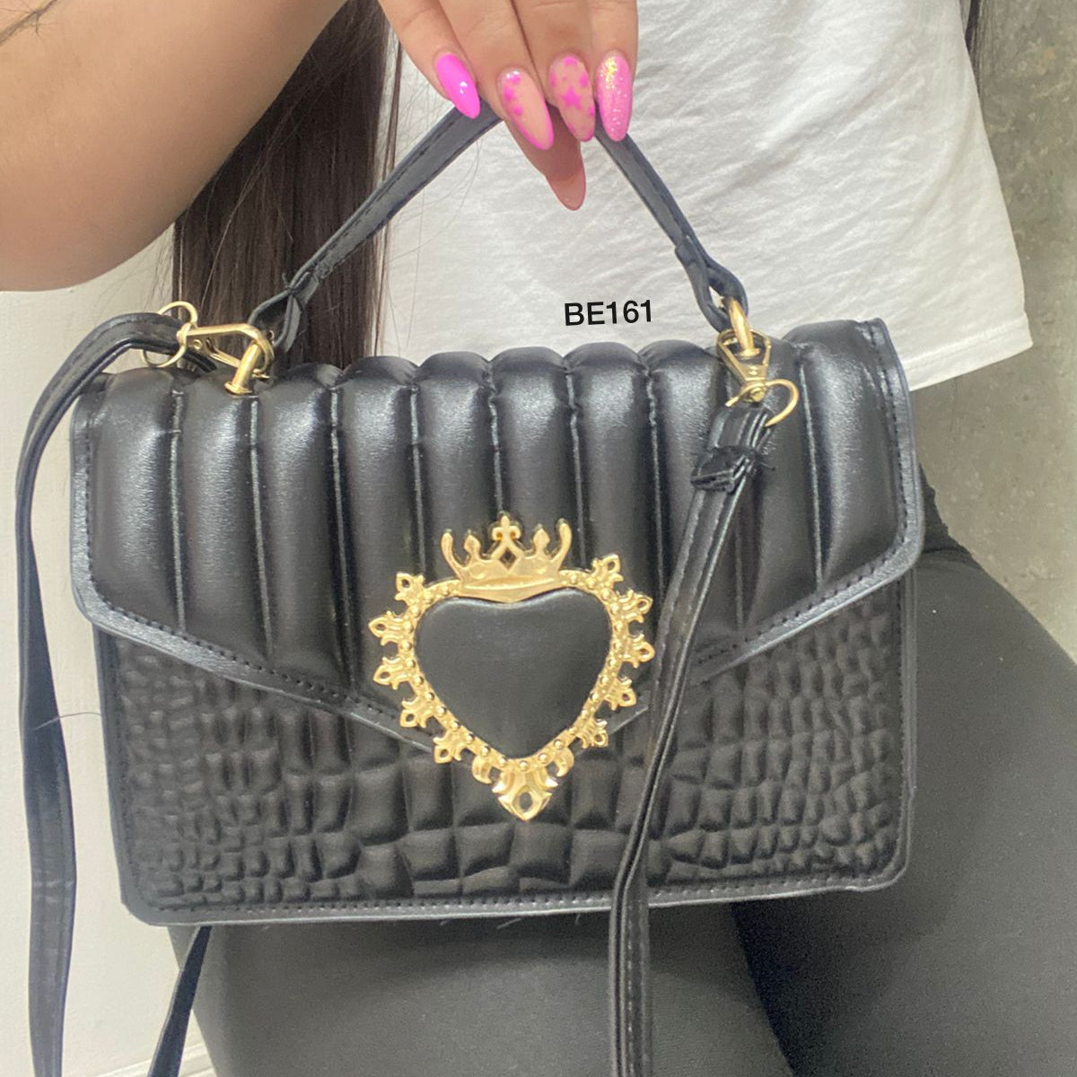 Bolso negro textura aplique dorado 20cm*  14cm  6267  C-B