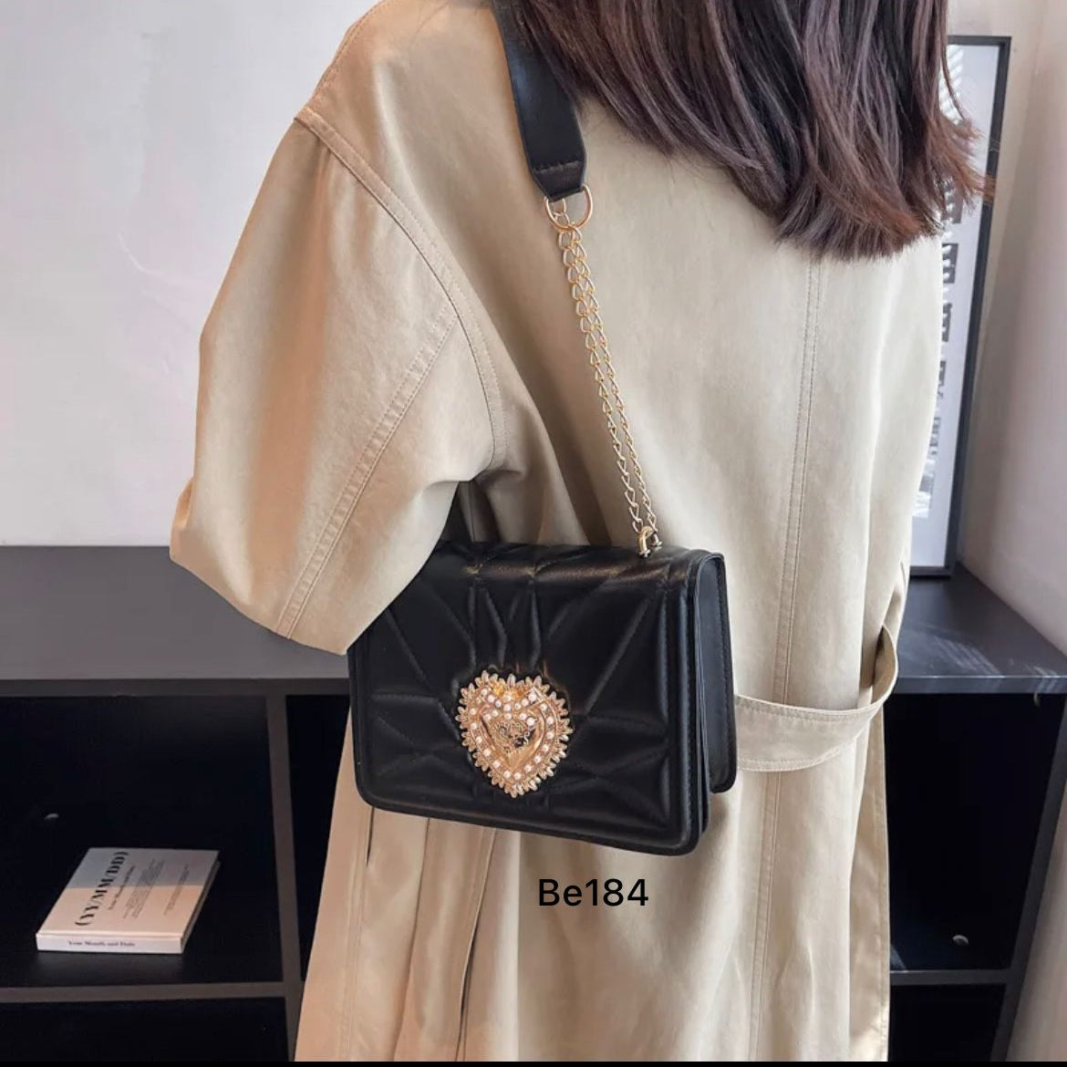 Bolso negro aplique dorado  20cm*  15cm  2120  C-B