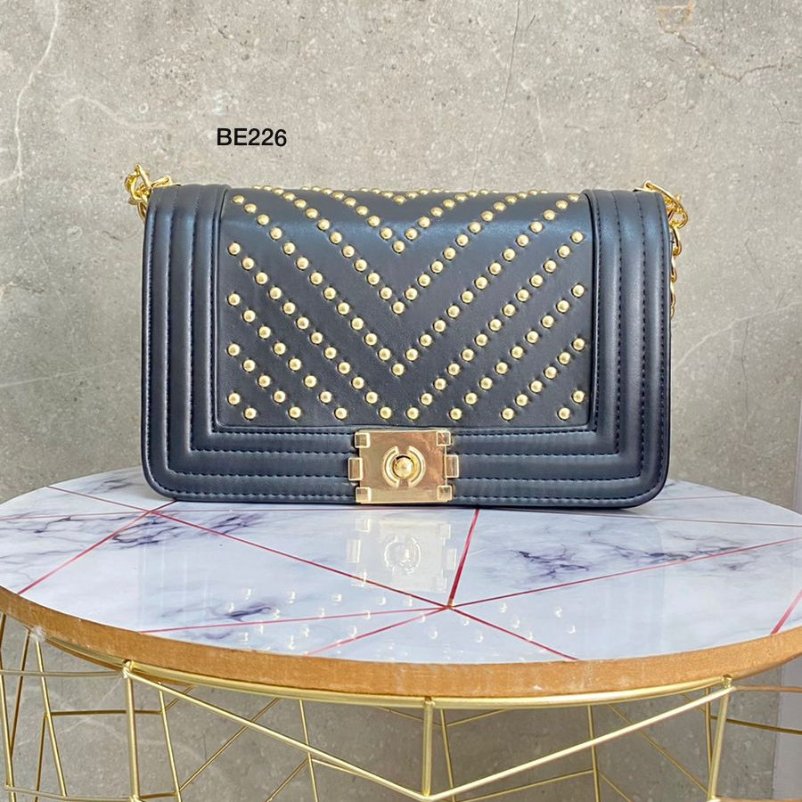 Bolso negro apliques dorados   26cm*  16cm   1225  C-B