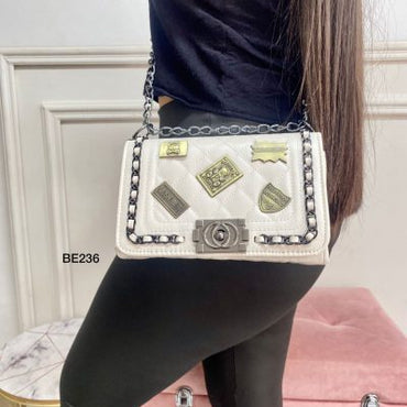 Bolso blanco apliques dorado cadena plomo 20cm*  13cm  BAG07  C-B