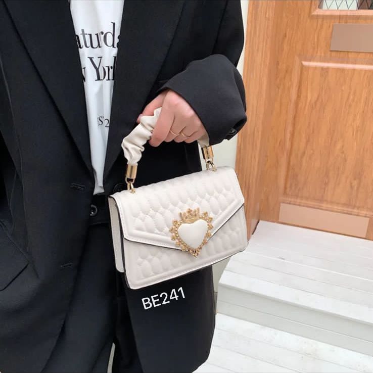 Bolso textura blanca aplique dorado  22cm*  15cm  BAG18  C-B