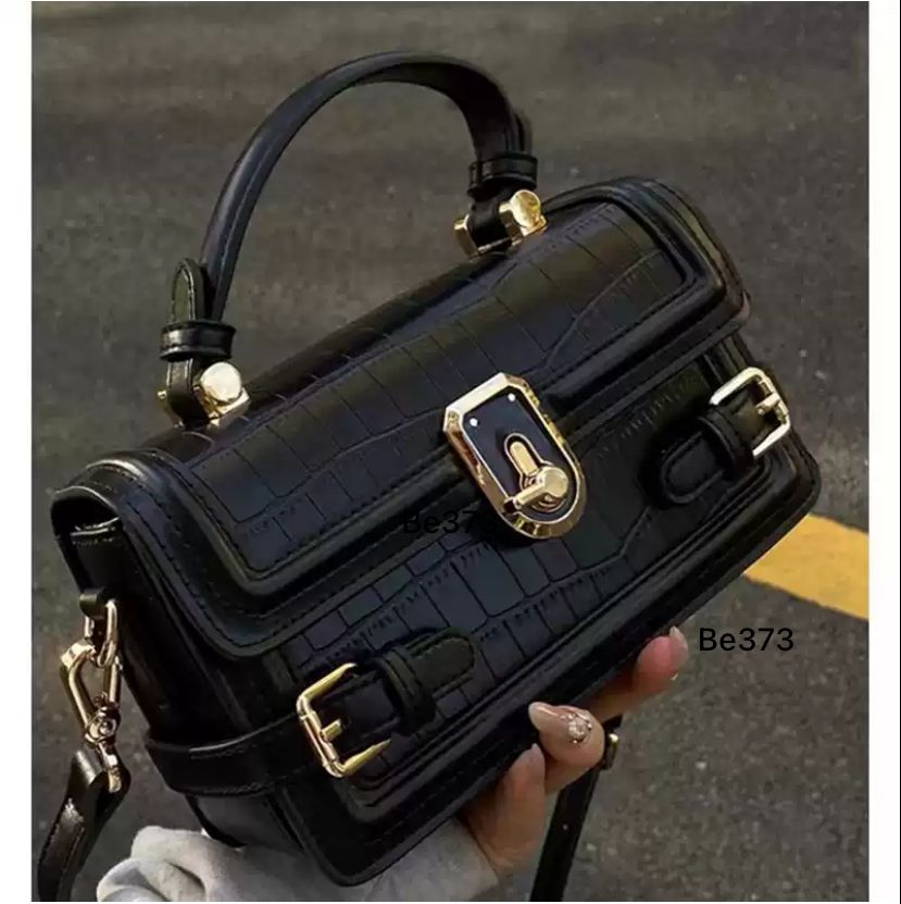 Bolso negro detalles dorado  21cm* 13cm  7808  C-B