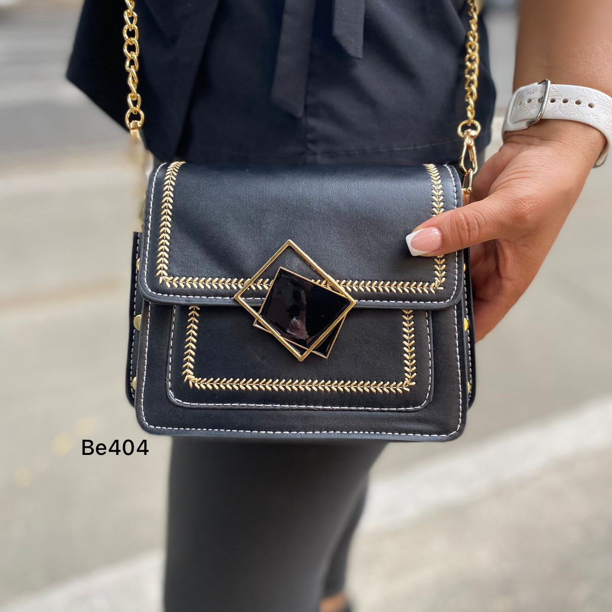 Bolso negro detalles apliques dorado  20cm* 15cm* 7cm  8504J  C-B