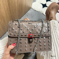 Bolso cafe apliques y cadena plateado   24cm* 9cm* 18cm   C - 23196-A