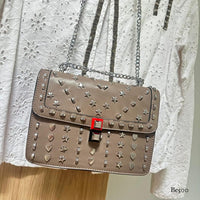 Bolso cafe apliques y cadena plateado   24cm* 9cm* 18cm   C - 23196-A