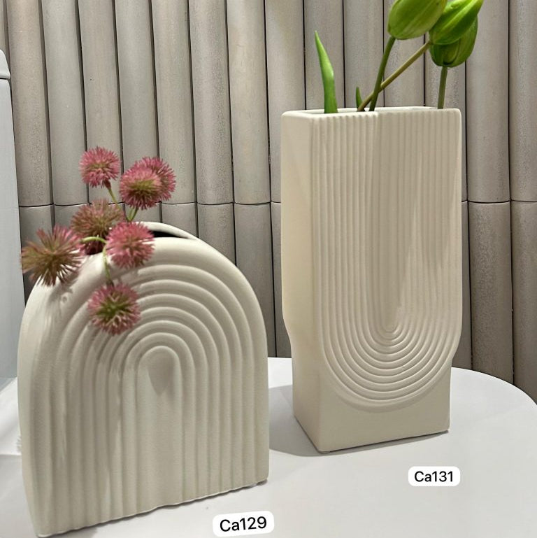 Jarron blanco textura u ceramica  13cm* 9.5cm* 26.5cm