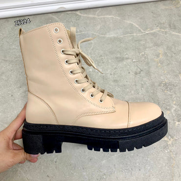 Botin beige suela negra 4cm  120   C1