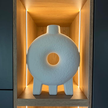 Jarrón de cerámica con círculo geométrico blanco  24cm* 9cm* 31cm