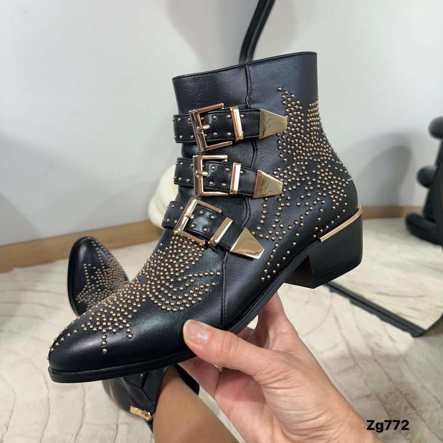 Botin negro correas apliques dorado  tacon 4cm  IS14-026