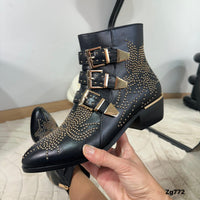 Botin negro correas apliques dorado  tacon 4cm  IS14-026