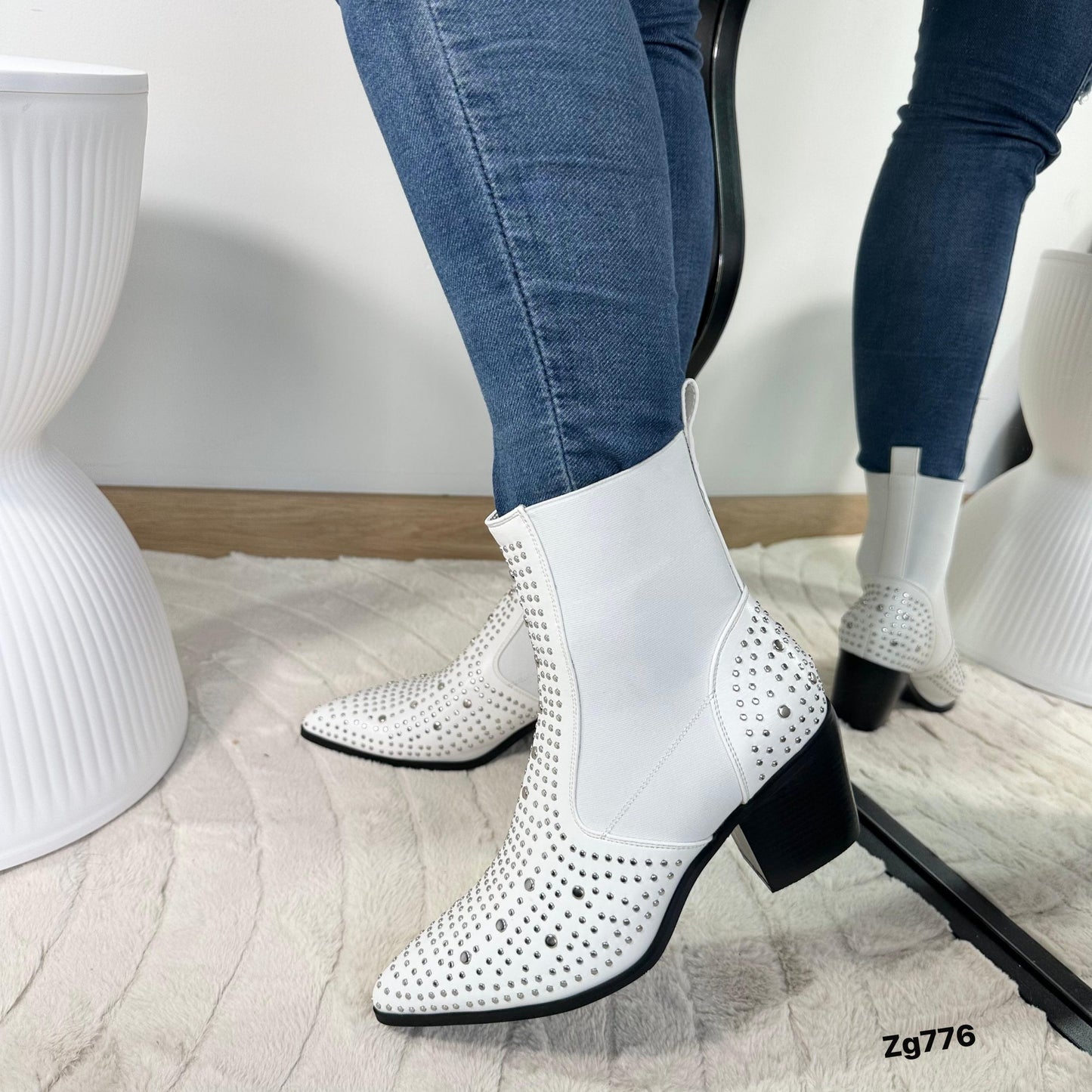 Botin texano blanco apliques plateado suela negro tacon 6cm  IS14-062
