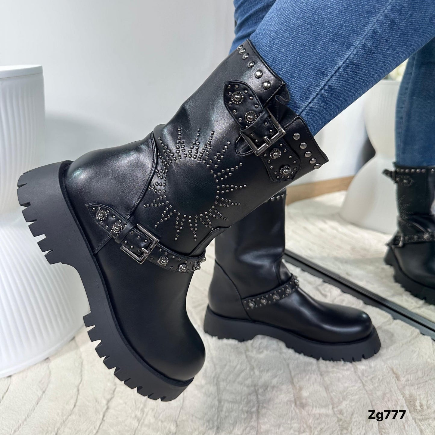 Botin negro apliques plomo correas suela 4cm  IS14-073