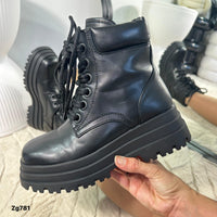 Botin negro suela 6cm  IS14-049