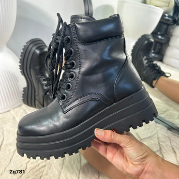 Botin negro suela 6cm  IS14-049