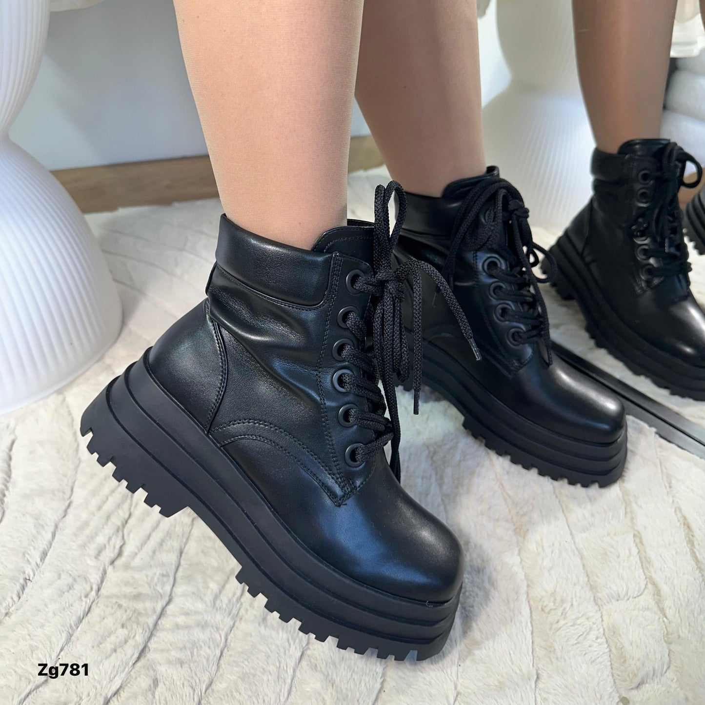 Botin negro suela 6cm  IS14-049