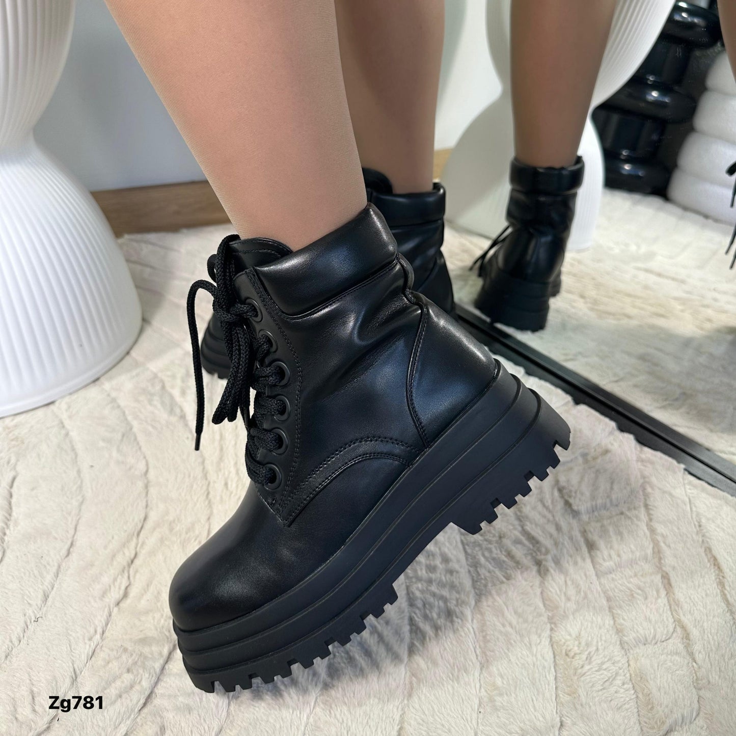 Botin negro suela 6cm  IS14-049