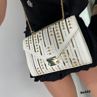 Bolso blanco detalles apliques dorado  24cm* 9cm* 17cm   C- 23197