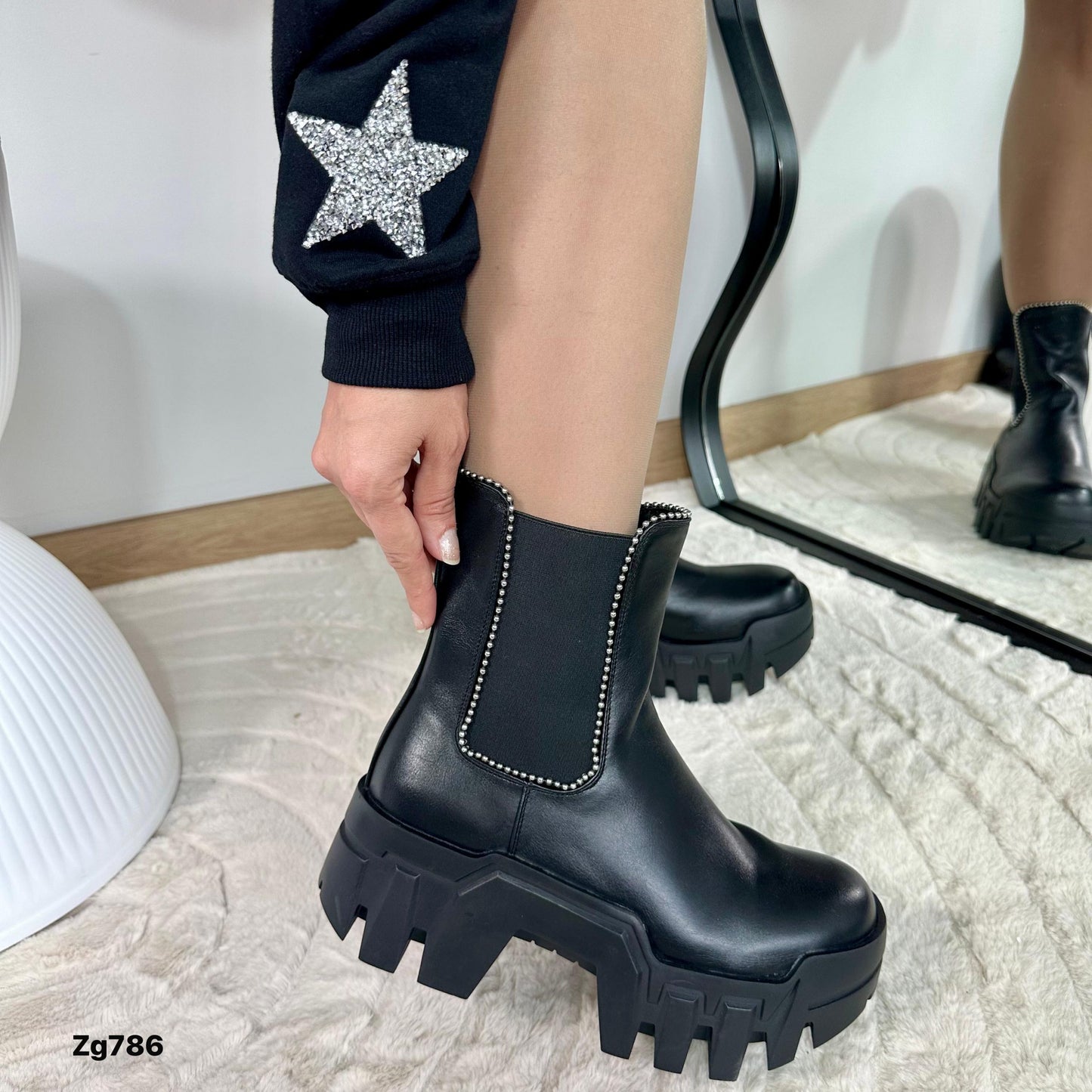 Botin negro apliques plateado resorte suela 6cm  IS14-019