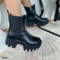 Botin negro apliques plateado resorte suela 6cm  IS14-019