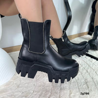 Botin negro apliques plateado resorte suela 6cm  IS14-019