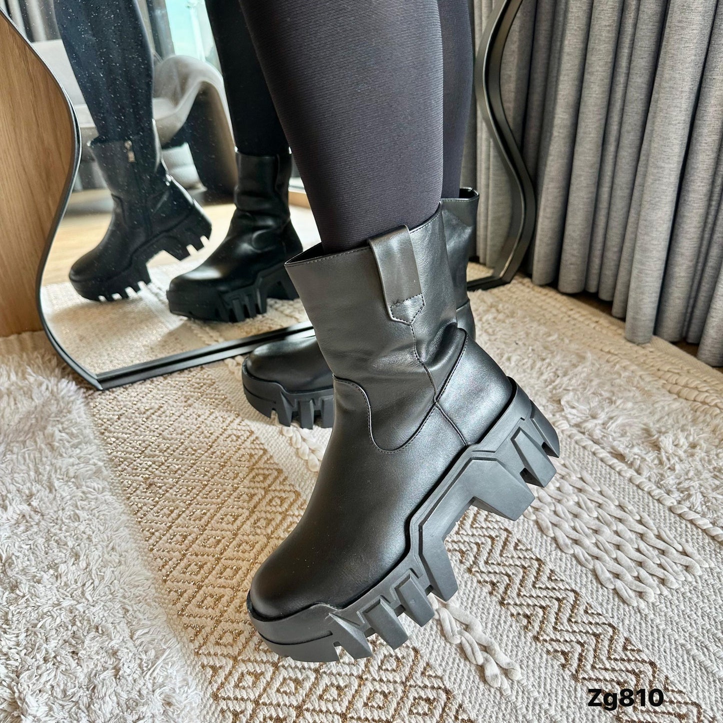 Botin negro cierre lateral suela 6cm  IS14-024