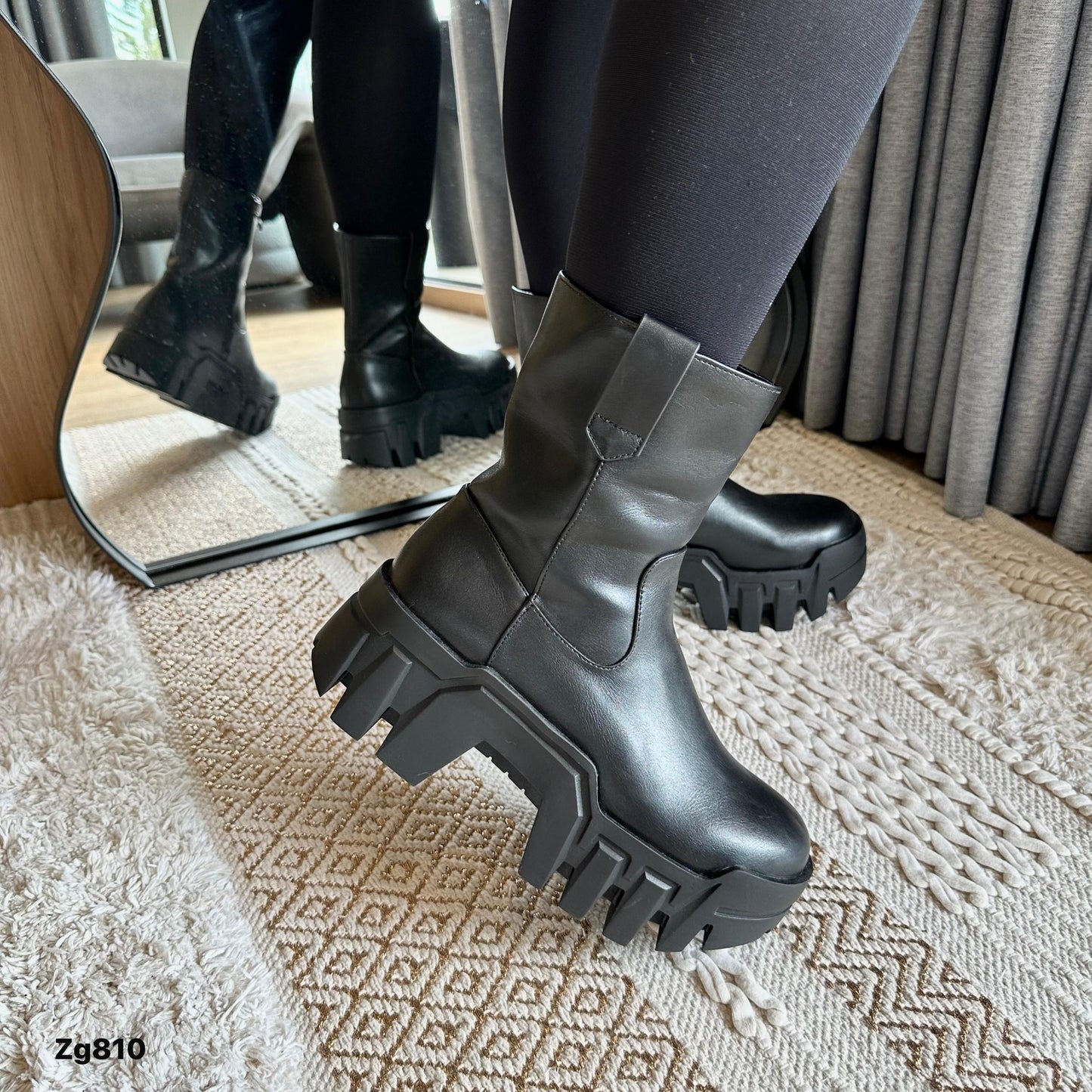 Botin negro cierre lateral suela 6cm  IS14-024