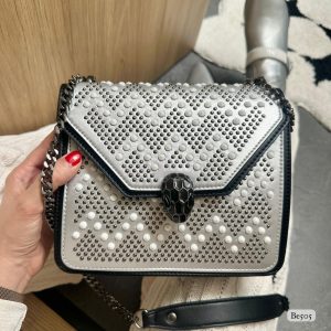 Bolso plateado apliques y cadena plomo  20cm* 7cm* 16cm   C- 23195